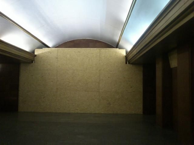 Столичного Ленина прячут в метро за фанерой (Фото) Столичного Ленина прячут в метро за фанерой (Фото)