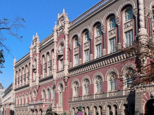 Самооборона затримала працівників Нацбанку з чеками на мільйони гривень Самооборона затримала працівників Нацбанку з чеками на мільйони гривень