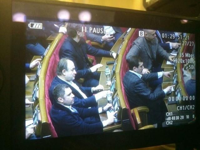 В Раде умудрились проголосовать за трех коллег (Фото) В Раде умудрились проголосовать за трех коллег (Фото)