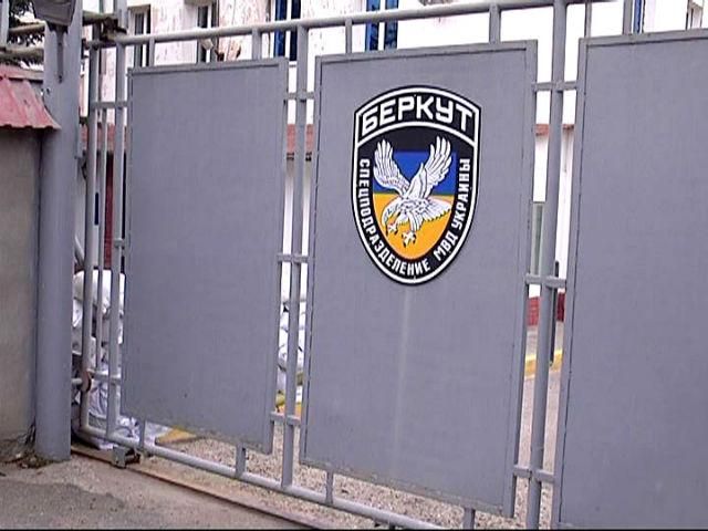 В Симферополе в базе забаррикадировался местный "Беркут" В Симферополе в базе забаррикадировался местный "Беркут"