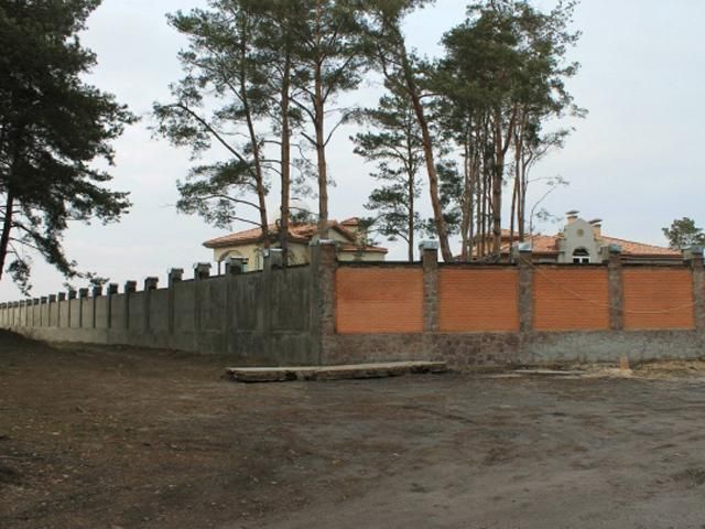 По двухметровым забором — недостроенный особняк Мирошниченко, — СМИ (Фото)