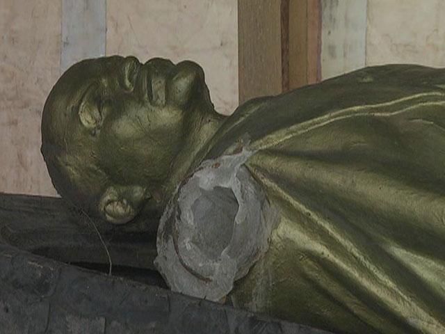 На Луганщині завалили бетонного Ілліча На Луганщині завалили бетонного Ілліча