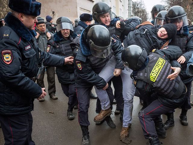 В Москве во время акций протеста задержали около 70 человек