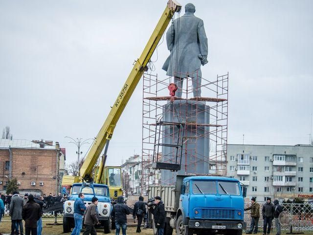 Ленінопад у Кременчуку: Люди скандували "Вова, злізай" і поклали монумент обличчям вниз - 24 лютого 2014 - Телеканал новин 24 Ленінопад у Кременчуку: Люди скандували "Вова, злізай" і поклали монумент обличчям вниз - 24 лютого 2014 - Телеканал новин 24