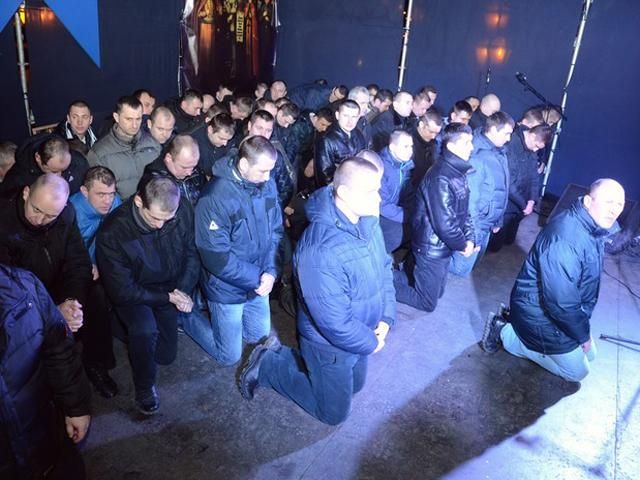 Львівський "Беркут" став на коліна перед львів'янами (Відео) Львівський "Беркут" став на коліна перед львів'янами (Відео)