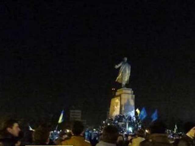 Вокруг памятника Ленину в Харькове обустраивают палаточный городок Вокруг памятника Ленину в Харькове обустраивают палаточный городок