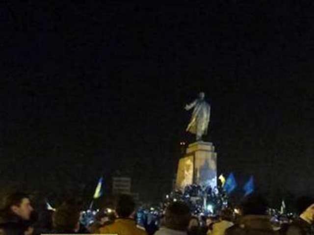Вокруг памятника Ленину в Харькове обустраивают палаточный городок