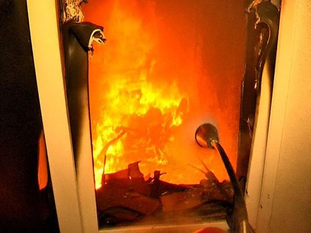 Неизвестные подожгли дом Симоненко и разбили Aston Martin (Видео) Неизвестные подожгли дом Симоненко и разбили Aston Martin (Видео)