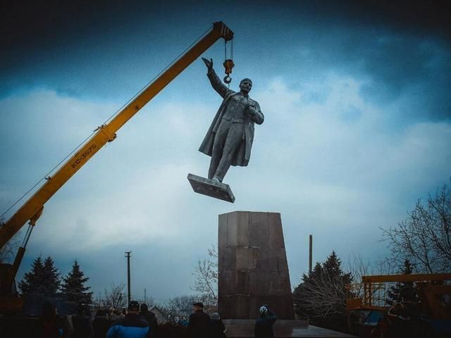 Новая Каховка осталась без Ленина (Фото) Новая Каховка осталась без Ленина (Фото)