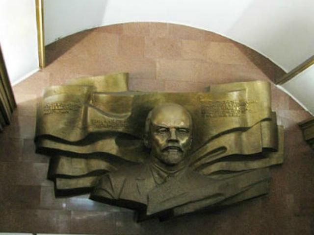 Аронец говорит, что из киевского метро забирают Ленина Аронец говорит, что из киевского метро забирают Ленина