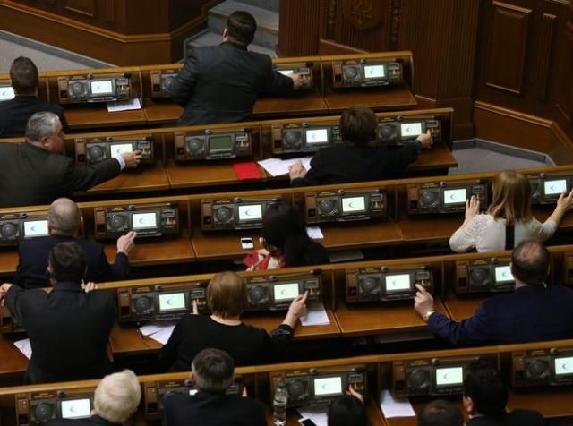 У Раді регіонали і комуністи відкрито голосують за колег (Фото) У Раді регіонали і комуністи відкрито голосують за колег (Фото)