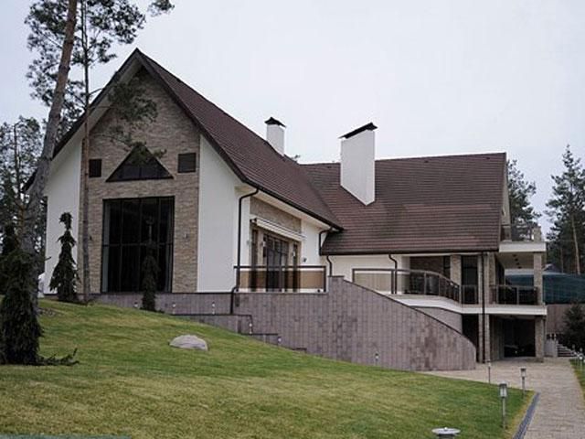 В гостях у Захарченка: просторий сад, тенісний корт і вертолітний майданчик В гостях у Захарченка: просторий сад, тенісний корт і вертолітний майданчик