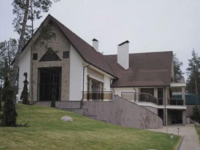 Журналісти побували в маєтку екс-глави МВС Журналісти побували в маєтку екс-глави МВС