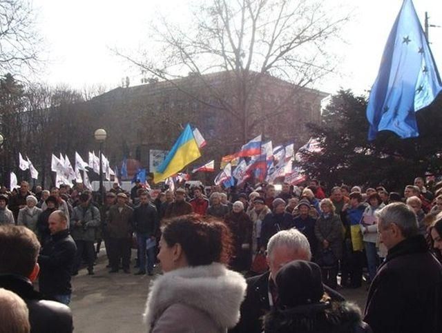 Біля ВР Криму два мітинги: татари скандують "Слава Україні!", їхні опоненти — за Росію 