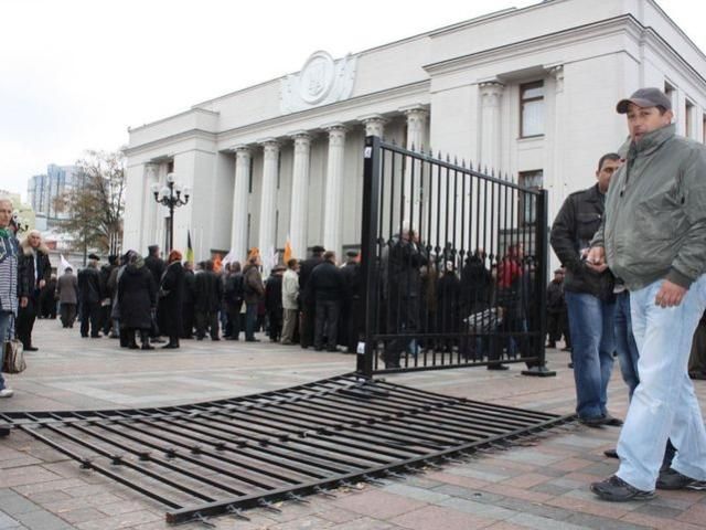 Турчинов доручив демонтувати паркан довкола Верховної Ради 