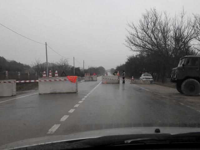 Чалий встановив на в’їздах в Севастополь бетонні блокпости (Відео) Чалий встановив на в’їздах в Севастополь бетонні блокпости (Відео)