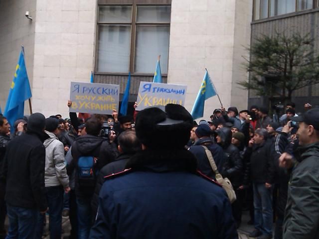 В крымских противостояниях - первые раненые (Фото) В крымских противостояниях - первые раненые (Фото)