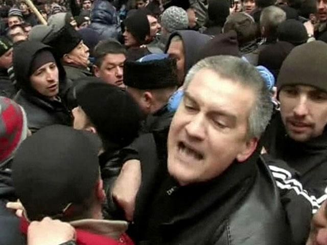 В столкновениях в Крыму пострадали около 20 человек, один человек умер В столкновениях в Крыму пострадали около 20 человек, один человек умер