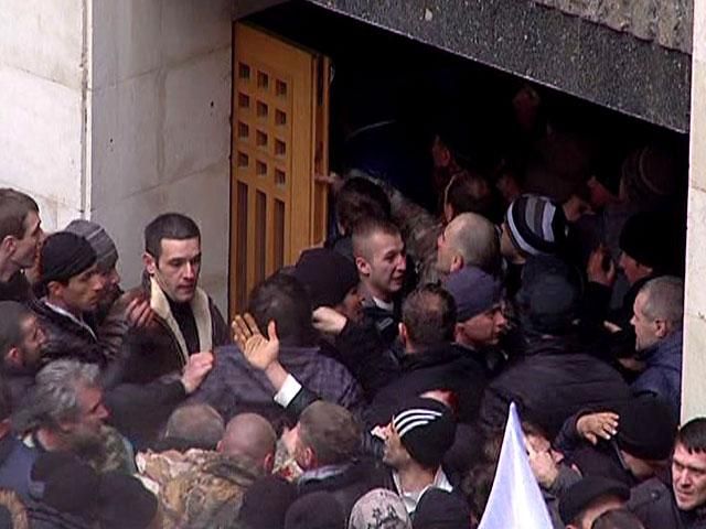 Мітинг кримських татарів та проросійських активістів переріс у гарячі сутички Мітинг кримських татарів та проросійських активістів переріс у гарячі сутички