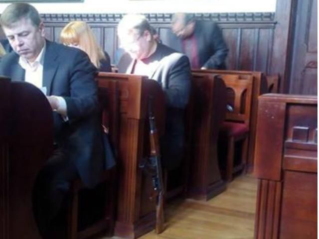 Мукачівські депутати прийшли на сесію зі зброєю (Фото) Мукачівські депутати прийшли на сесію зі зброєю (Фото)