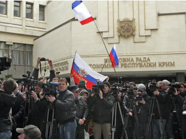 У будівлі ВР Криму пускають лише журналістів з Росії 