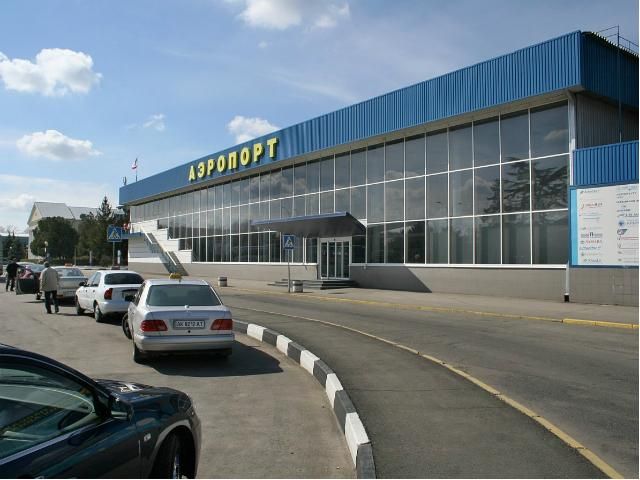 Аеропорт "Сімферополь" працює в штатному режимі попри захоплення невідомими 
