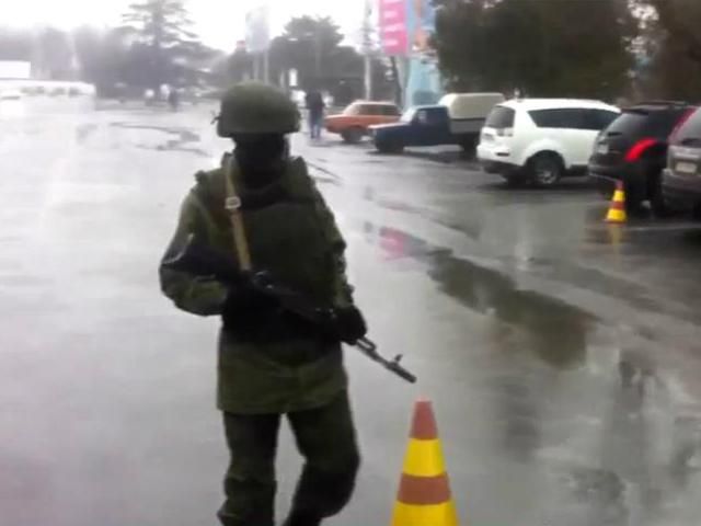 Вооруженные люди продолжают патрулировать территорию возле аэропорта "Симферополь"