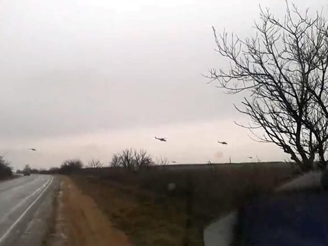 В крымский аэропорт "Бельбек" движутся армейские вертолеты (Видео)