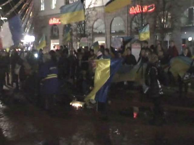 Во Франции несколько десятков человек почтили погибших майдановцев Во Франции несколько десятков человек почтили погибших майдановцев