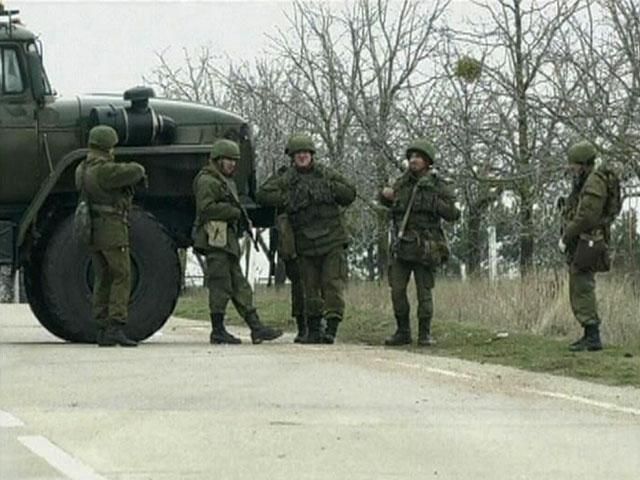 Російська морська піхота блокувала прикордонну частину в Балаклаві Російська морська піхота блокувала прикордонну частину в Балаклаві