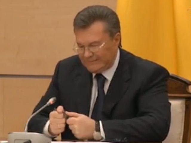 Янукович зламав ручку, коли просив вибачення в українців (Відео)
