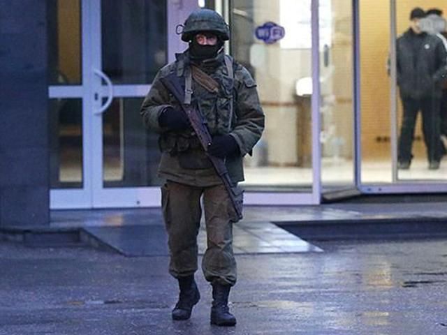 У крымского парламента появились вооруженные люди, — СМИ