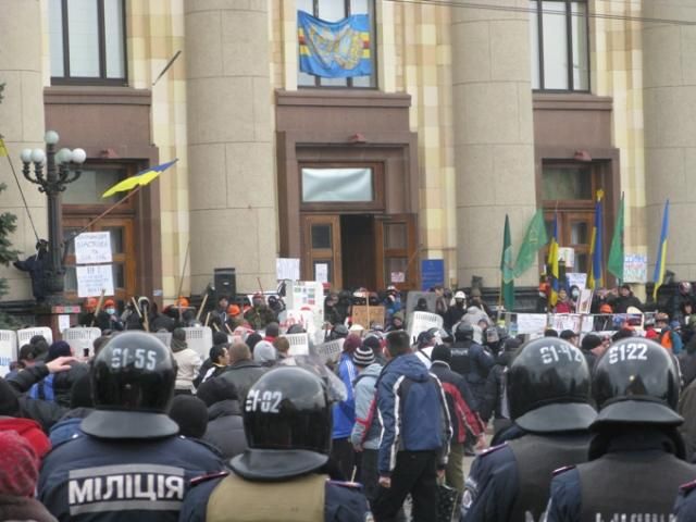 Сторонники городской власти захватили здание Харьковской ОГА