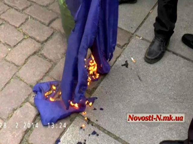 В Николаеве пророссийские активисты сожгли флаг "Свободы"