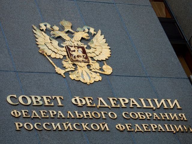 Рада Федерації уже розглядає ініціативу Путіна ввести війська на територію України Рада Федерації уже розглядає ініціативу Путіна ввести війська на територію України