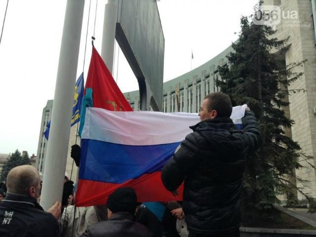 В Днепропетровске участники пророссийского митинга срывали фото "Небесной сотни"