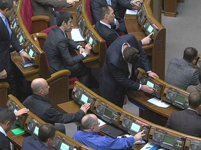 Підсумки тижня: В Україні — Конституція 2004, у ВР — коаліція і новий уряд