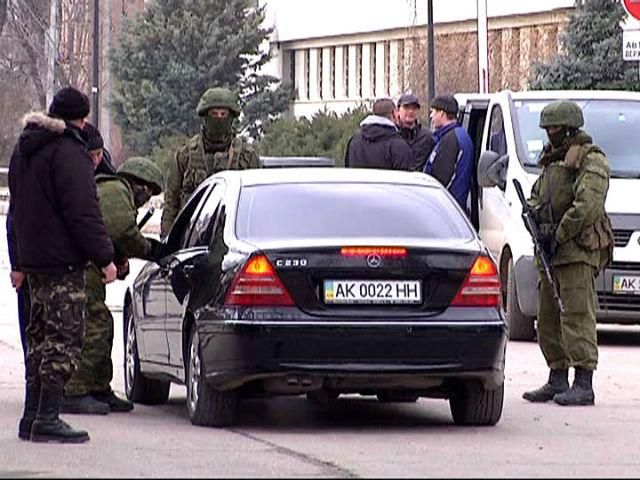 В Симферополе появилась тяжелая военная техника В Симферополе появилась тяжелая военная техника