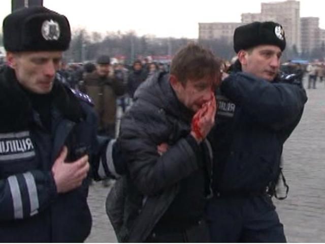 Били бітами ззаду по голові, — Жадан розповів про сутичку в Харківській ОДА Били бітами ззаду по голові, — Жадан розповів про сутичку в Харківській ОДА