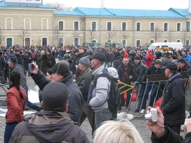 Во время штурма Харьковской ОГА пострадало более 100 человек, - вице-губернатор
