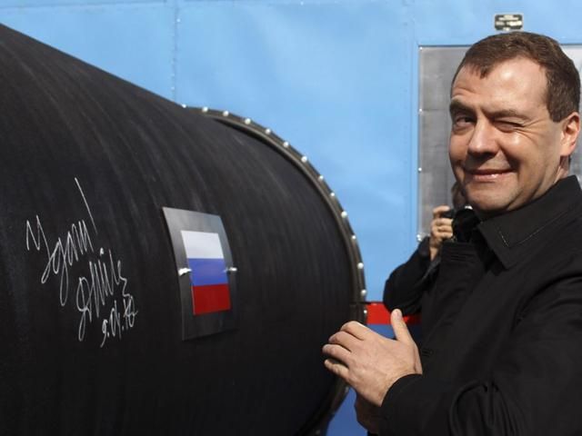 В разговоре с Яценюком Медведев отметил, что РФ оставляет за собой право защищать русских в Крым