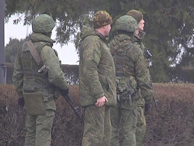 Российские силовики продолжают контролировать стратегические объекты в Крыму