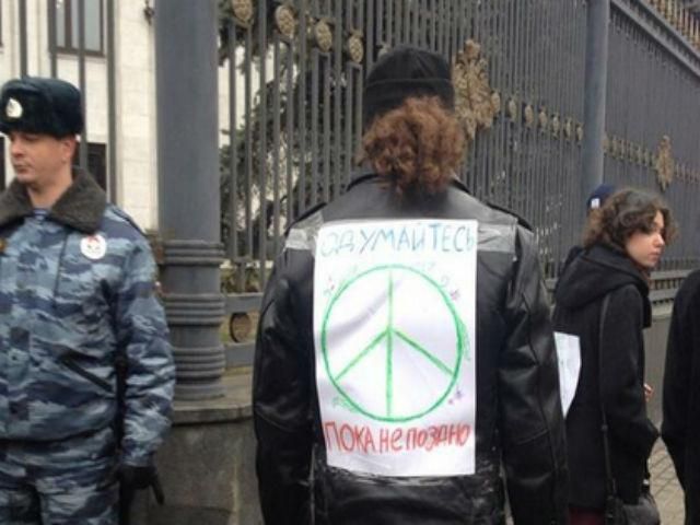 В Москве полиция уже задерживает активистов, которые скандируют: "Нет войне!"