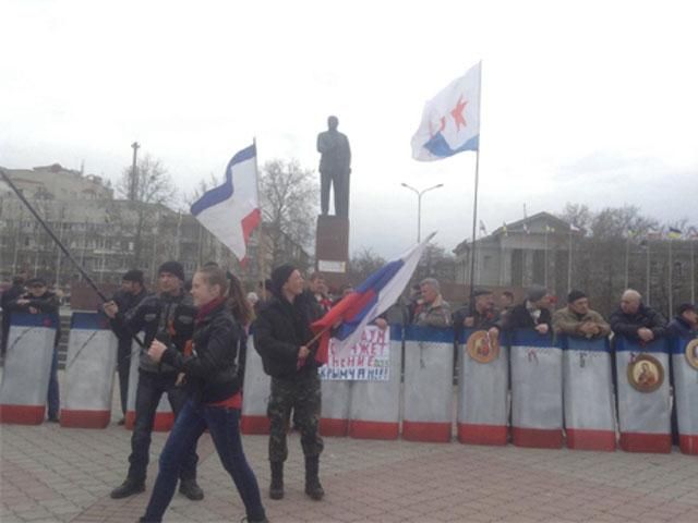 У Сімферополі на підтримку Росії вийшло близько 200 людей (Фото. Відео)