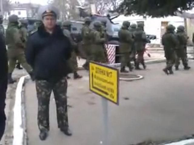 Російський спецназ пішки залишає навчальний загін МВС в Севастополі (Відео)