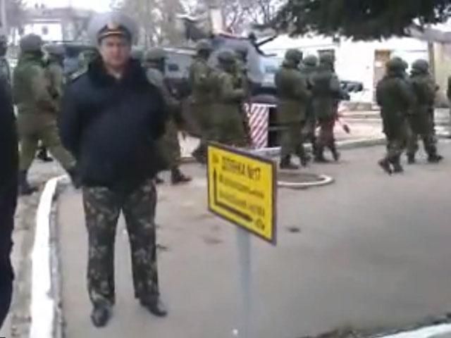 Російський спецназ пішки залишає навчальний загін МВС в Севастополі (Відео) Російський спецназ пішки залишає навчальний загін МВС в Севастополі (Відео)