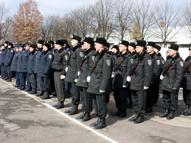 Внутренние войска МВД усиленно охраняют государственные объекты и консульства