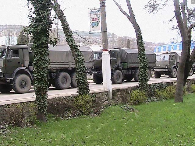Неизвестные вместе с российскими военными захватили штабы пограничных войск в Крыму