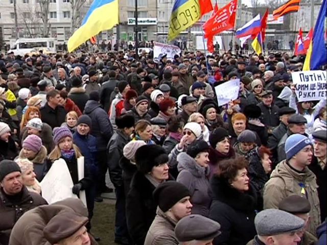 Кілька тисяч херсонців мітингували: “Путін геть!”