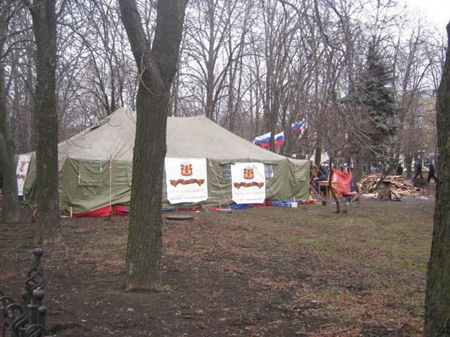 У Луганську 50 російських націоналістів штурмували облраду (Фото)